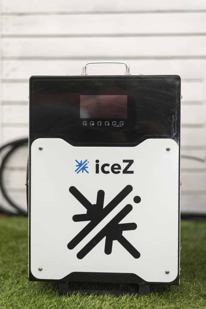 צ׳ילר (מקרר מים) של iceZ על דשא