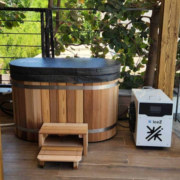 Round wooden ice bath with a lid and an iceZ chiller