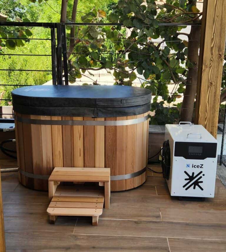 Round wooden ice bath with a lid and an iceZ chiller