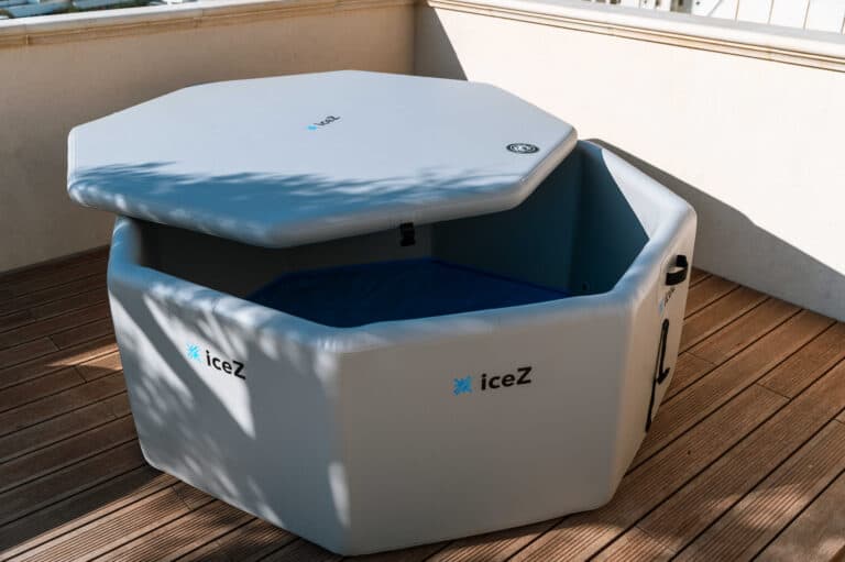 iceZ inflatable ice bath with a lid