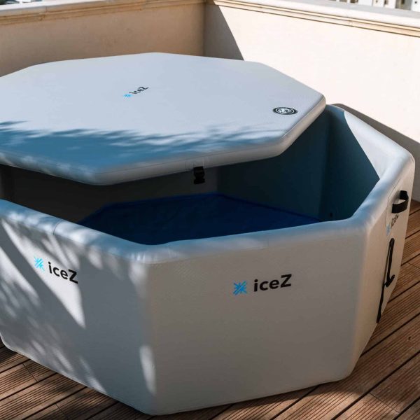 iceZ inflatable ice bath with a lid