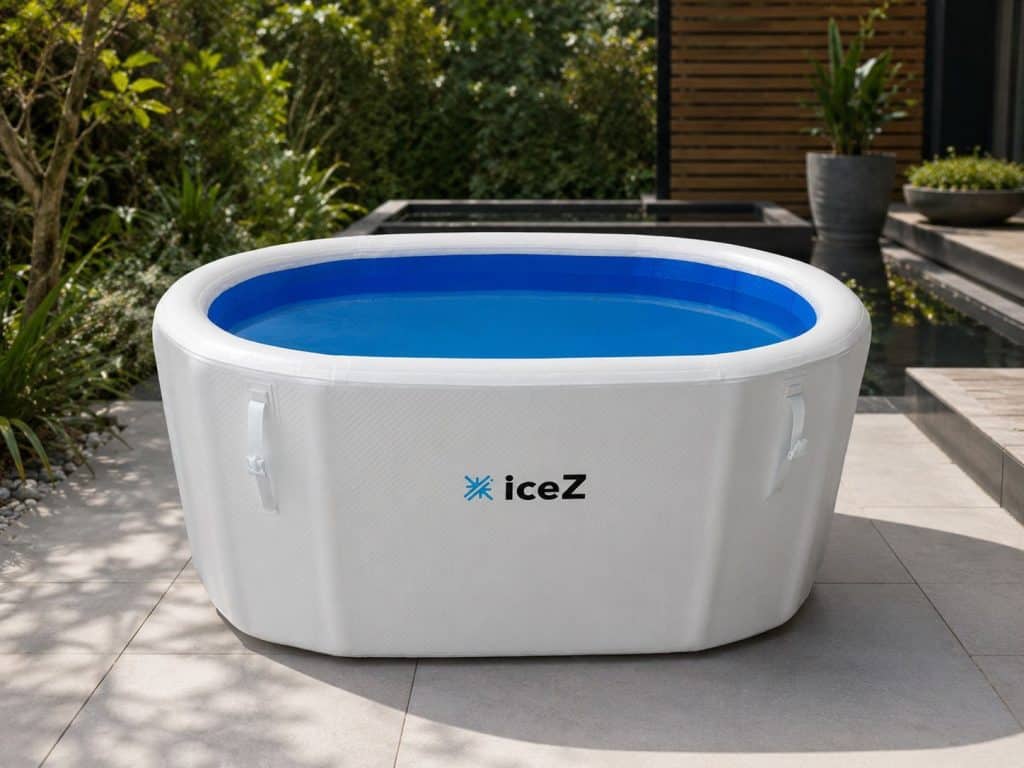 iceZ Tub לבנה מלאה במים בחצר מרוצפת