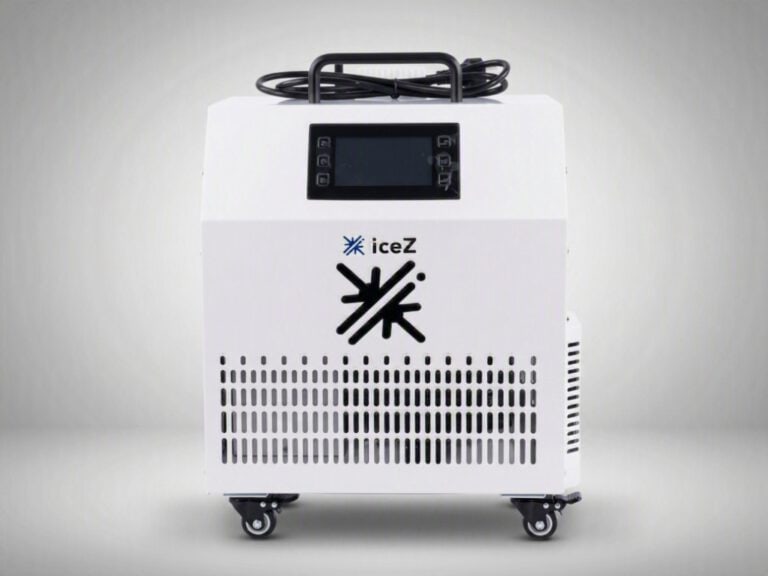 מקרר מים iceZ Pro 80 XY עם מסך דיגיטלי ועיצוב מודרני.